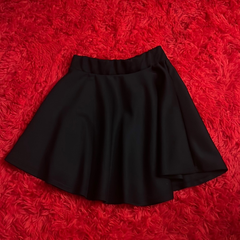 It’s a size small, but it’s very stretchy so it could definitely fit a medium